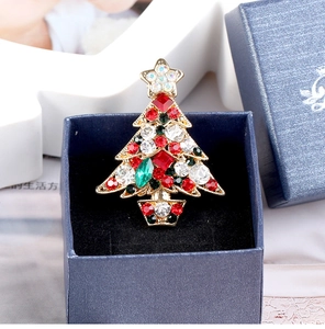 Broche sapin de Noël scintillante avec strass rouges et verts sur base dorée