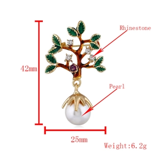 Élégante broche arbre dorée avec feuilles en émail vert, perles blanches et strass brillants