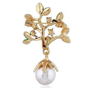 Détail du revers de la broche arbre avec fermoir à épingle et perle blanche ronde