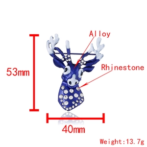 Broche renne de Noël en émail bleu et strass sur une base en alliage poli