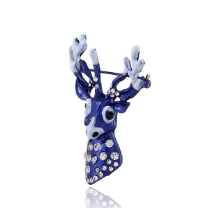 Broche de renne en émail bleu avec strass étincelants, vue latérale à 45 degrés raffinée