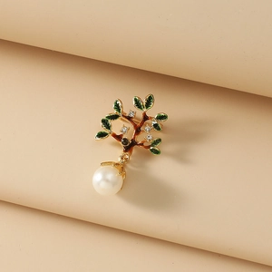 Broche arbre dorée élégante avec feuilles en émail vert, cristaux et perle blanche