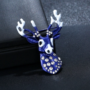 Broche tête de cerf bleu roi avec strass en cristal sur boîte à bijoux noire élégante