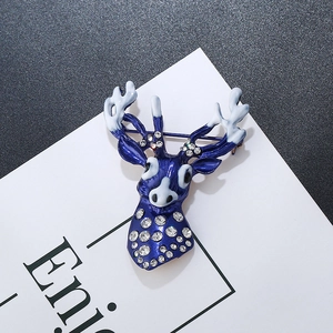 Détail de la broche cerf en émail bleu foncé et strass scintillants sur base en alliage