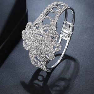 Elegante zilveren armband met opengewerkte patronen en glinsterende heldere strass