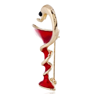 Detaillierte Seitenansicht der goldenen Hygieia-Schale Brosche mit roter Emaille