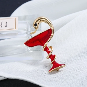 Detail der medizinischen Symbol-Brosche mit roter Emaille auf goldener Legierung