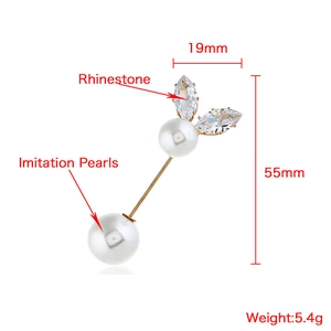 Elegant gold pin brooch with sparkling rhinestones and white pearls, 55mm height detail