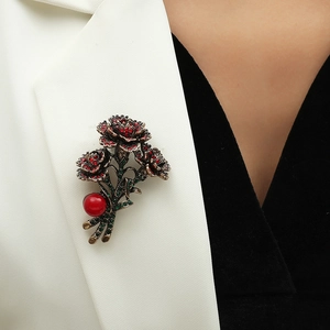 Vintage Alloy Carnation Flower Bouquet Brooch Pin For Women Elegant Red Green Rhinestone Faux Artificial Pearl Antique Clothing Clip