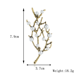 Broche branche de prunier dorée vintage avec perles blanches, 7,9cm sur 3,7cm