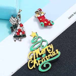 Detailansicht von drei Weihnachtsbroschen mit Engel, Strumpf und Tannenbaum Motiven