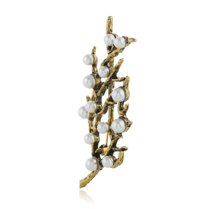 Broche vintage branche dorée ornée de perles blanches et fini texturé élégant