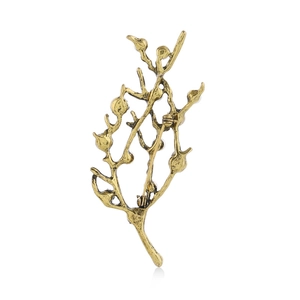 Broche fleur de prunier dorée vintage avec perles et fermoir de sécurité sur fond blanc