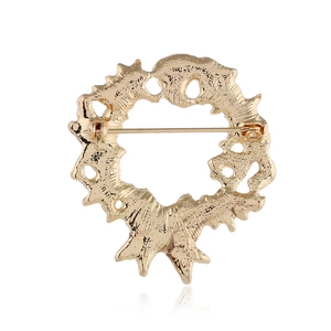 Vue arrière d'une broche couronne de Noël dorée avec fermoir épingle et fini texturé