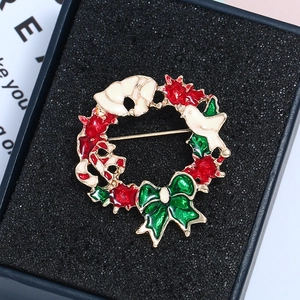 Broche couronne de Noël avec baies rouges et colombe sur base en alliage doré