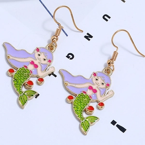 Détail de boucles d'oreilles sirène colorées avec cheveux violets et queue de poisson verte