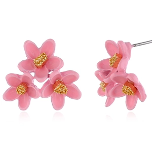 Nahaufnahme der rosa Kirschblüten-Ohrstecker mit Goldstempeln und Emaille-Blüten