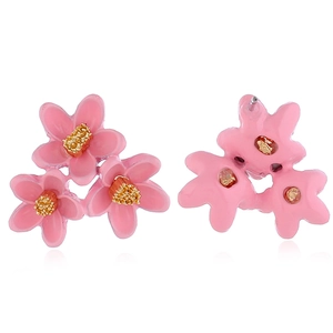 Detailansicht der rosa Blumen-Ohrstecker mit Goldmitte und hochwertiger Lackierung