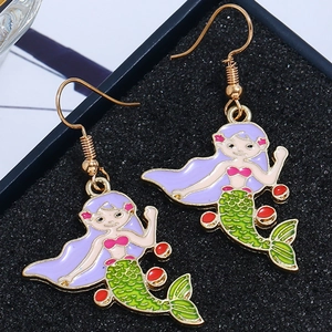 Boucles d'oreilles sirène colorées avec queue de poisson verte et cheveux violets