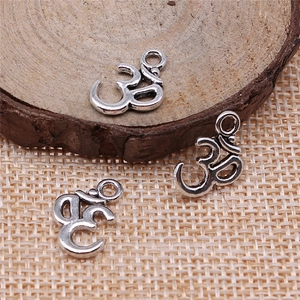 Drie zilveren Om-hangers van legering op hout voor DIY-sieraden maken van sieraden