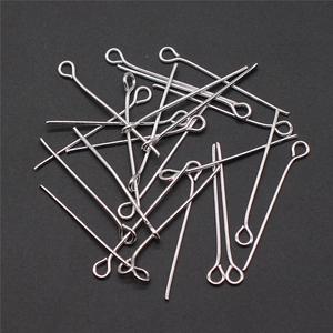 Lot de 200 clous à œil en métal argenté pour création de bijoux sur fond texturé sombre