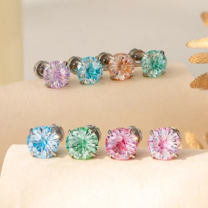 Lot de huit boucles d'oreilles rondes en zircon coloré avec monture à quatre griffes