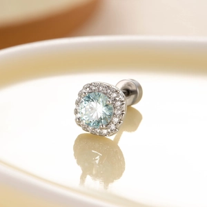 Clou d'oreille en zircon bleu clair et acier titane avec sertissage halo brillant