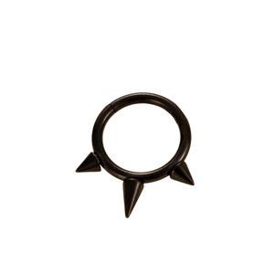 Schwarze G23 Titan Ohrring-Creole im Punk-Stil mit drei spitzen Kegeln auf weißem Grund