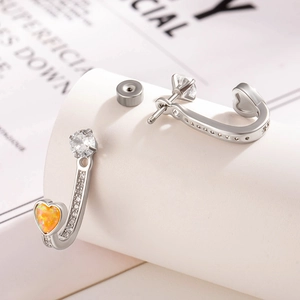 Eleganti orecchini a cuore in opale argento con accenti in zircone scintillante
