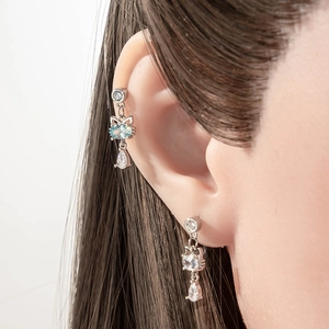 Boucles d'oreilles chat en argent avec zircon bleu ovale et goutte sur l'oreille