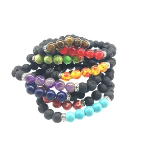 Set di bracciali in pietra lavica con pietre chakra colorate e distanziatori in metallo