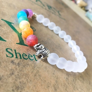 Bracciale elefante bohémien con perline bianche opache e pietre colorate arcobaleno