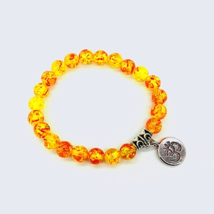 Détail du bracelet en perles de cristal orange avec pendentif Om en argent poli