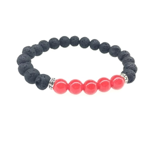 Dettaglio del bracciale in pietra lavica con perle rosse e distanziatori greci
