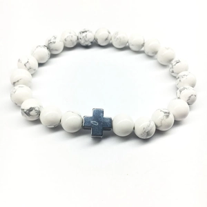 Yoga-Armband aus weißen Howlith-Perlen mit dunkelgrauem Metallkreuz-Anhänger