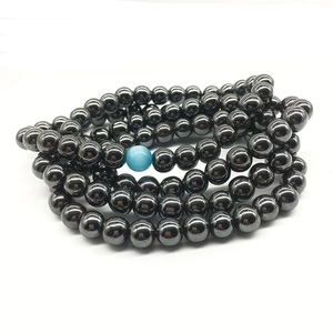 Ketting met 108 hematiet kralen en blauwe katteoog steen op witte achtergrond