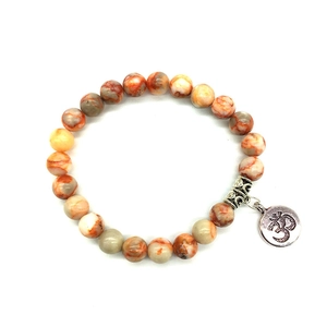 Détail de bracelet en perles de pierre naturelle 8mm avec pendentif Om argenté et intercalaire