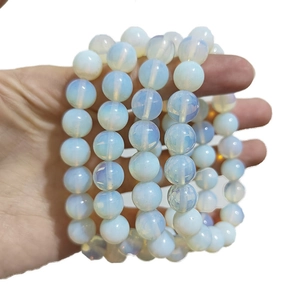 Gros plan d'un bracelet en perles d'opalite montrant l'effet translucide de la pierre