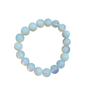 Bracelet élégant en perles d'opalite avec effet pierre de lune sur fond blanc pur