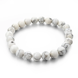 Bracciale di perle in howlite bianca naturale con venature grigie su sfondo bianco