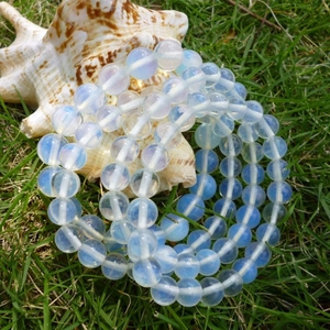Bracelet multicouche en perles d'opale translucide sur un coquillage en plein air