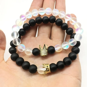 Bracelets de couple avec perles noires mates, blanches effet lune et couronne