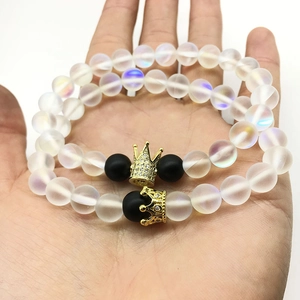 Set de bracelets de couple avec couronnes dorées et perles de lune irisées mates