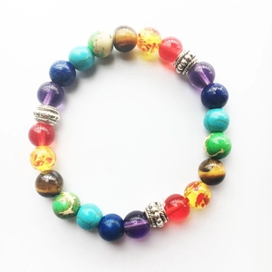 Nahaufnahme der 8mm Regenbogen-Natursteinperlen mit silbernen Vintage-Zwischenstücken