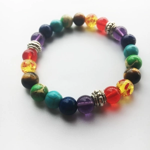 Detail eines 8mm bunten Chakra-Perlenarmbands mit vintage silbernen geschnitzten Metallperlen