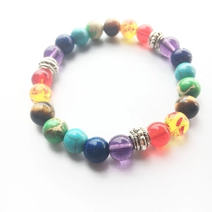 Detailaufnahme eines 8mm bunten handgefertigten Perlenarmbands mit silbernen Zwischenperlen
