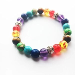 Buntes 8mm Chakra-Perlenarmband mit silbernen Metall-Abstandsperlen auf weißem Hintergrund