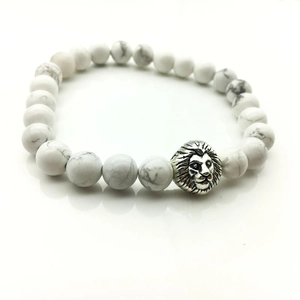 Bracciale di perle in turchese bianco con ciondolo testa di leone in argento vintage