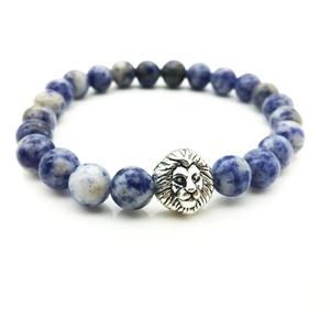 Bracciale di perle in pietra naturale blu e bianca con ciondolo a testa di leone argento