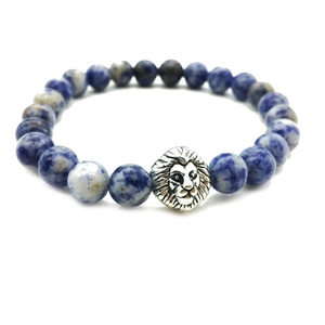 Bracciale di perline in agata con ciondolo a testa di leone su sfondo bianco